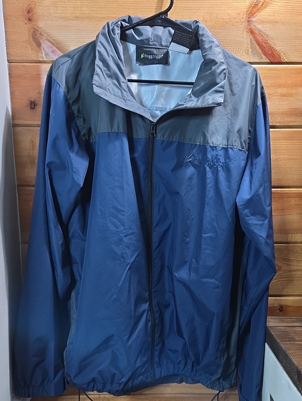 frogg toggs Men's Blue and Gray Packable Windbreaker M/L 0818